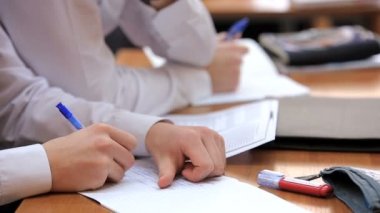 Lise genç öğrencileri masasında