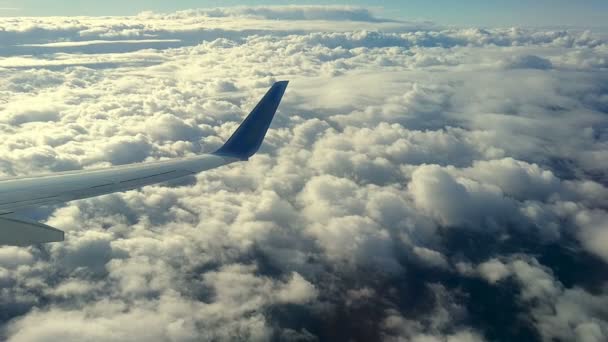 从飞机的窗户看到的云彩和天空 — 图库视频影像