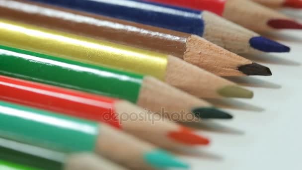 Ołówki kolorowe na białym stole — Wideo stockowe
