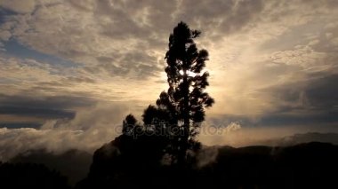 Bulutlar Dağların üzerinden hareket