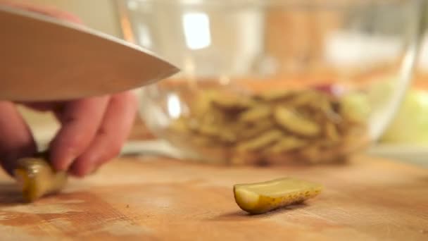 在木板上切腌的黄瓜 — 图库视频影像