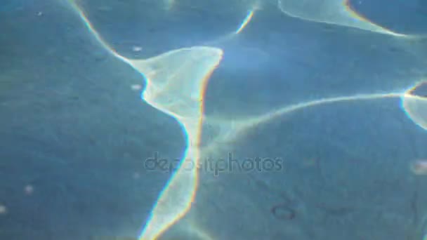 Fonte piscina textura de água refletindo a luz solar — Vídeo de Stock