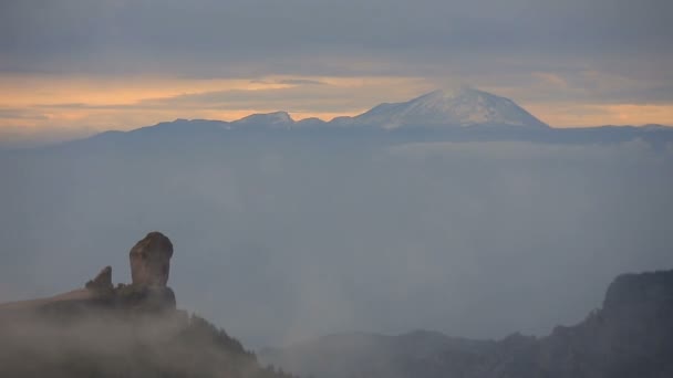 Облака, двигающиеся над горами — стоковое видео