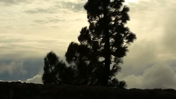 Nuvens movendo-se sobre as montanhas — Vídeo de Stock