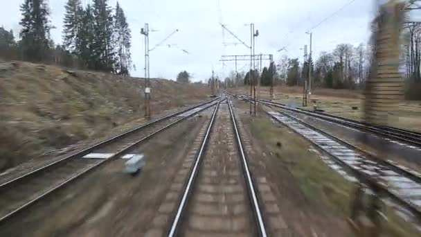 Järnvägsspår löper genom coutry landskap — Stockvideo