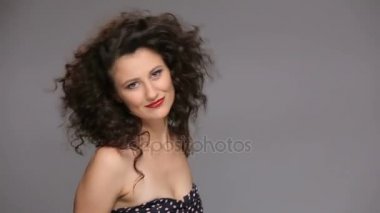 Genç esmer, uzun kahverengi kıvırcık saçlı dans eden