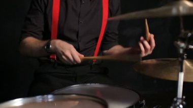 davulcu davul çalıyor.