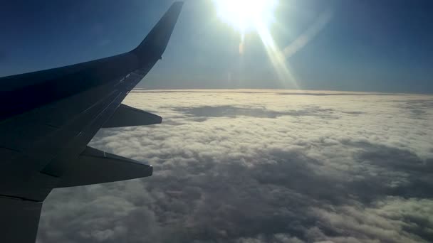 Felhők és égbolt a repülőgép ablakán keresztül — Stock videók