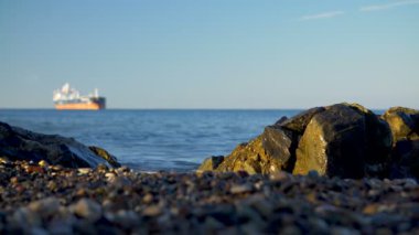 Taşlı çakıl deniz kıyısında gelgit geçişli