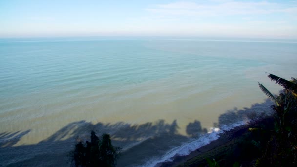 Paesaggio marino con una linea di costa — Video Stock