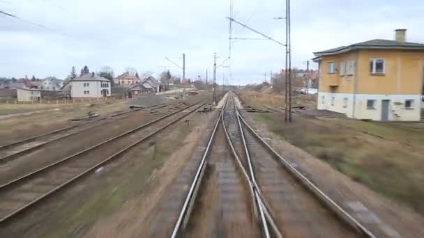 Spoorweg spoor loopt door coutry landschappen — Stockvideo