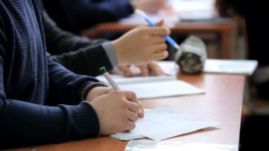 Lise genç öğrencileri masasında