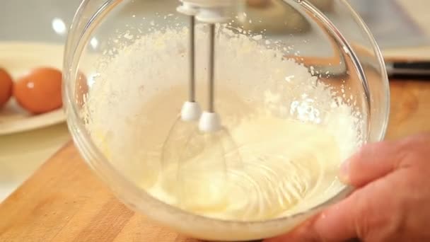 Sbattere le uova con lo zucchero in una ciotola di vetro — Video Stock