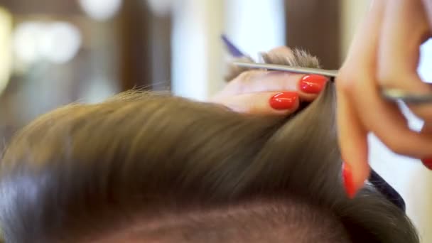 Joven recibiendo corte de pelo — Vídeo de stock