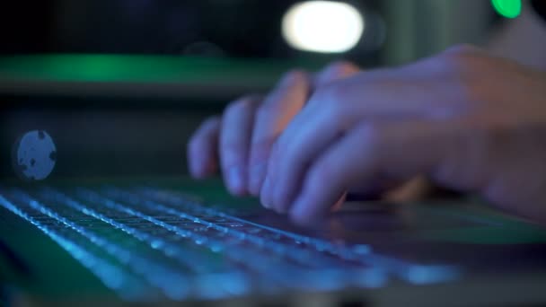 Руки чоловіка, який працює за комп'ютером вночі — стокове відео
