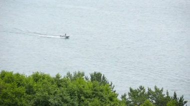 Bir yaz günü göl kıyısını tarafından seyir Motorlu tekne