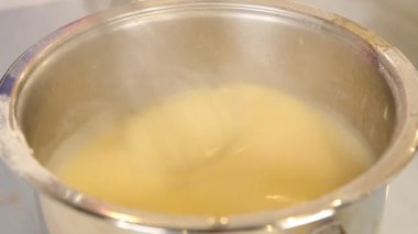 Bir tencerede karıştırma Fransız soğan çorbası