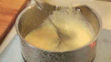 Bir tencerede sosu malzemeler karıştırma