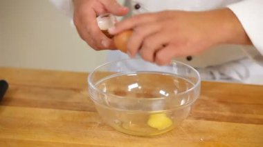 Cam kaseye yumurta kırma