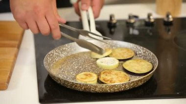 Bir tavada ızgara taze kabak