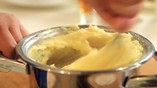 Stampen van aardappelen in RVS pan — Stockvideo