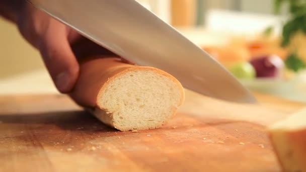 Rebanando baguette en una tabla de cortar — Vídeos de Stock