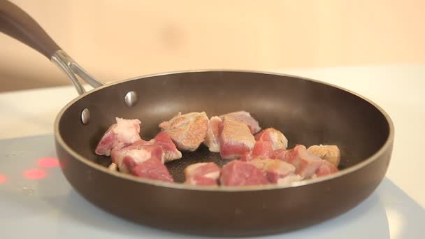 Schweinefleischwürfel auf Teflonpfanne braten — Stockvideo