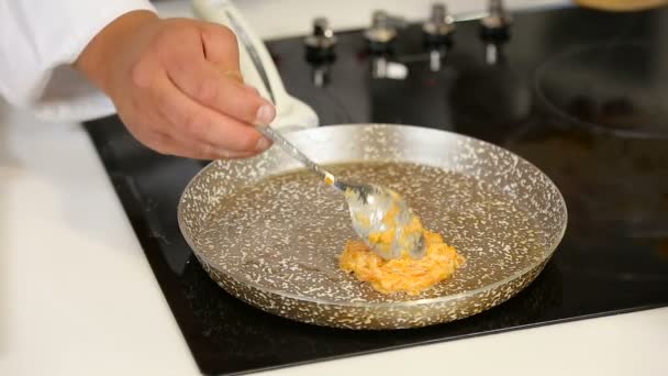 Приготування овочевих млинців на сковороді — стокове відео