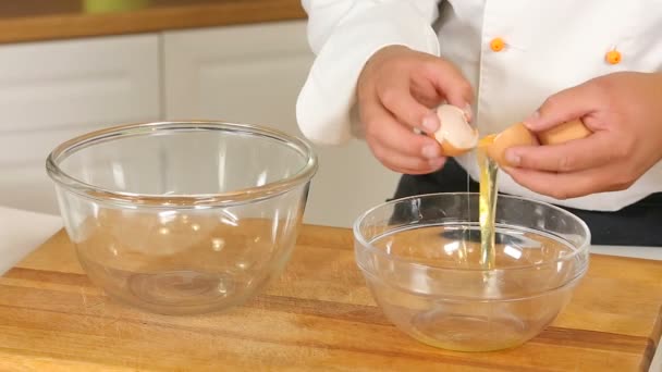 Separar la yema de huevo de la clara — Vídeo de stock