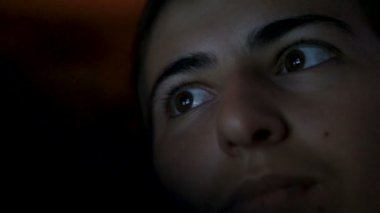 TV izlerken ya da dizüstü bilgisayar ile ilgilenen karanlıkta kadın