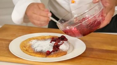 Hizmet taze pişmiş beyaz tabakta vanilya sugarpowder ve çilek soslu krep