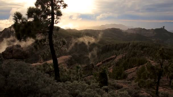 Wolken die bewegen over de bergen — Stockvideo