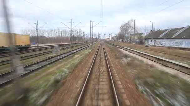 Spoorweg spoor loopt door coutry landschappen — Stockvideo