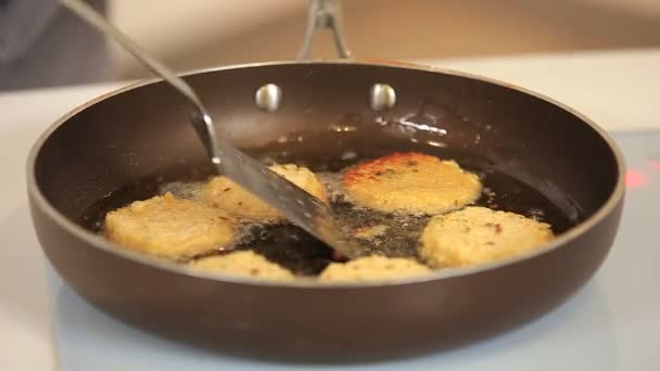 Шеф-повар жарит вегетарианские бургеры на сковороде — стоковое видео