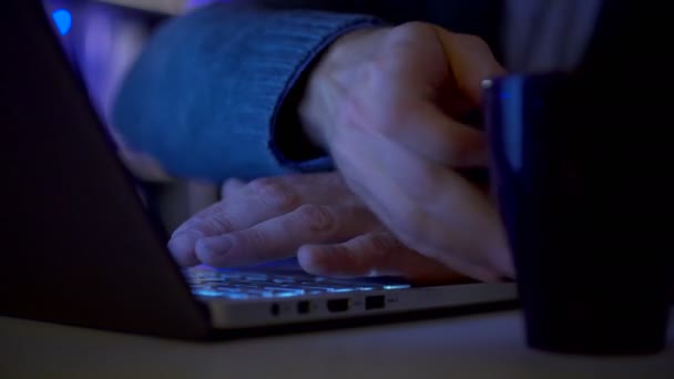 Руки человека, работающего за компьютером поздно ночью — стоковое видео