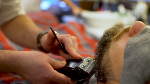 Barbudo hombre consiguiendo barba corte de pelo y afeitado — Vídeo de stock