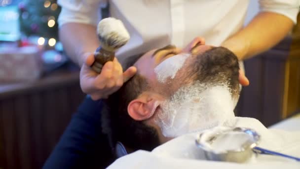 Barbudo hombre consiguiendo barba corte de pelo y afeitado — Vídeo de stock