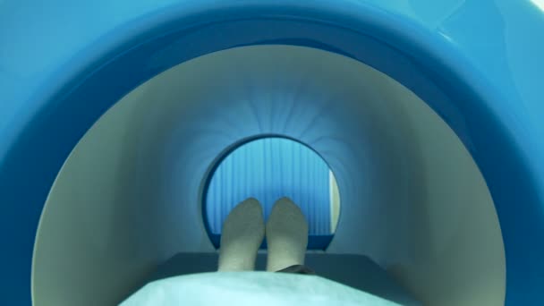 Een patiënt gaat in mri scan machine — Stockvideo