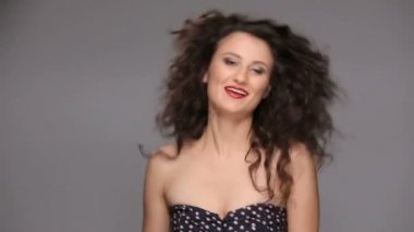 Genç esmer, uzun kahverengi kıvırcık saçlı dans eden 