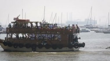 Turist ve balıkçı tekneleri liman tarafından