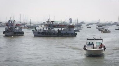 Turist ve balıkçı tekneleri liman tarafından