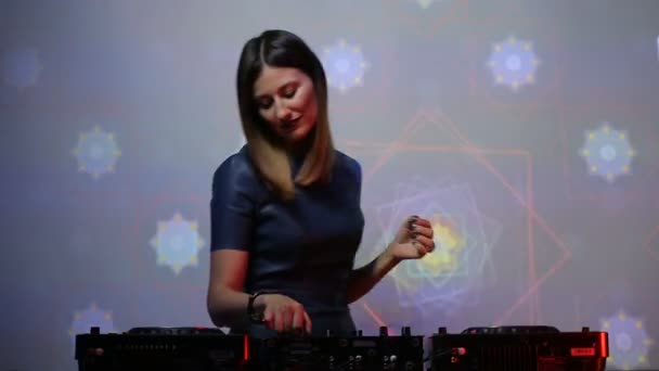 Dziewczyna DJ na pokładach w klubie — Wideo stockowe