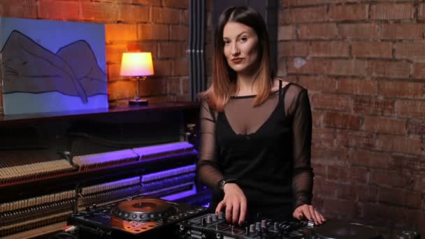 Dj girl auf decks im club — Stockvideo