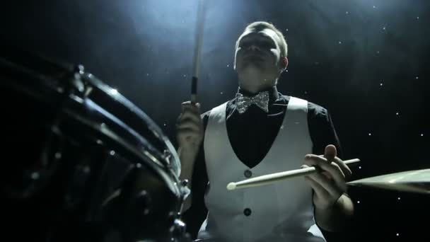 Барабанщик грає на барабанах — стокове відео