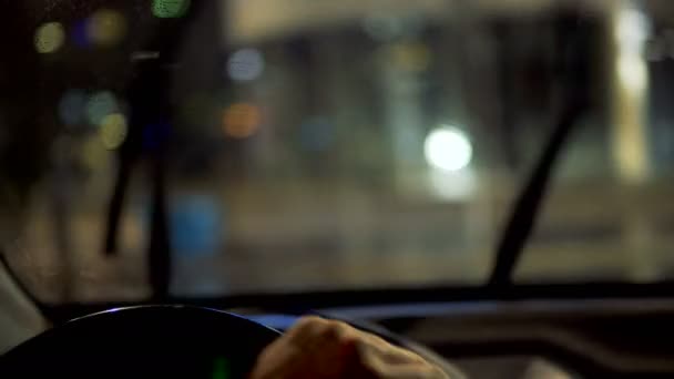 Вождение автомобиля в ночное время — стоковое видео