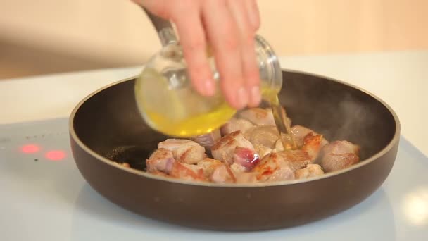 Cubes de porc à frire sur une poêle au téflon 