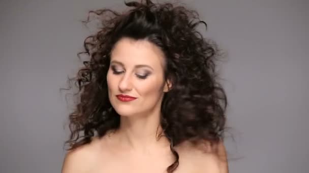 Jeune brune avec de longs cheveux bruns bouclés dansant — Video