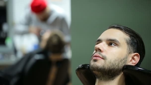 Cliente masculino recebendo cabeça lavada na barbearia — Vídeo de Stock