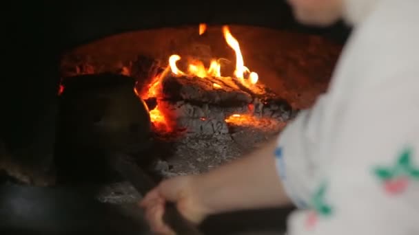 Hemmafru sätter lerkruka till den traditionella ryska ugnen — Stockvideo