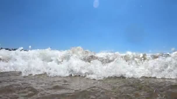 Zee golven spetterend over zandstrand — Stockvideo